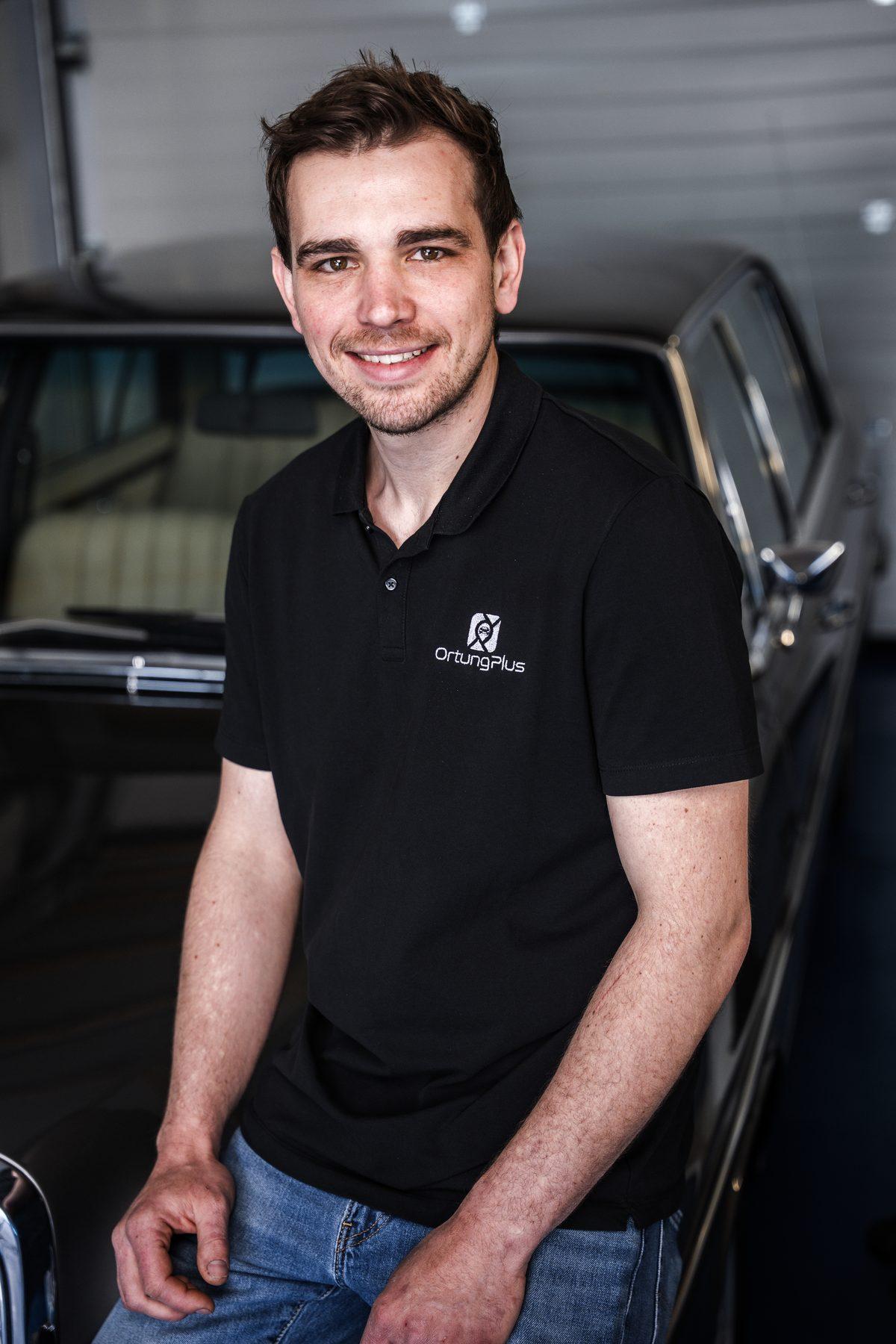 Elias Heinzle, Kfz-Meister und Gründer von OrtungPlus, in der Werkstatt an einem Klassiker